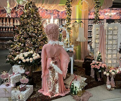 kersttrend-2023-gypsy-glamour-een-vintage-roze-kerst-vol-elegantie-en-romantiek